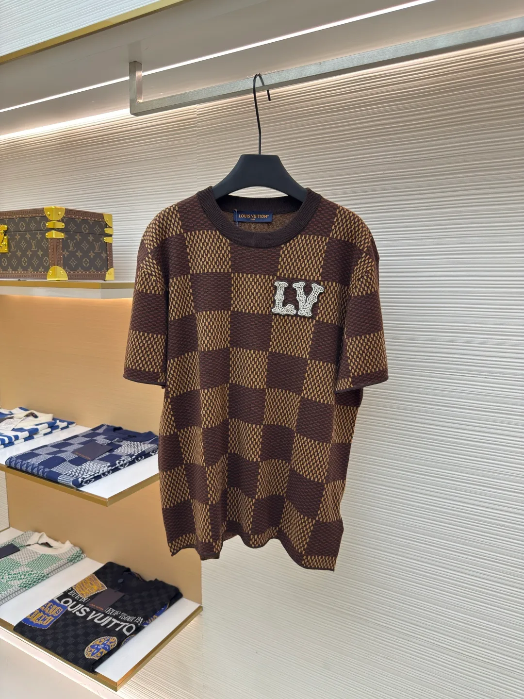 LOUIS VUITTON plaid beaded woolen short sleeves ●Authentic product: Purchased and developed at 9950 ●Item number: 1680085-B05 ●Fabric: wool fabric ●Technology: knitting ●Version: fitted version ●Weight: about 330 grams ●Size: XS-S-M-L ●Description: The wool material is made of 100% fully combed cotton yarn, and the fabric piece is woven using a Stoll 16-needle ultra-fine machine imported from Germany worth 47W. It is woven at a parallel and even speed with reference to the original three-color jacquard structure. Each piece takes 270 minutes. During the weaving, 7 sand spits are used to alternately knit back and forth. The number of knitting rows for a single front garment hanging wool is as high as Line 6352... Only after random inspection can we carry out seam selection, washing, and hand-ordering of the original main label, wash mark, details down to the height of the wash mark, stitching method, and final ironing. Only after a general inspection can we package and ship. It is not like those ordinary computerized flat knitting machines. In order to rush the goods, the speed is turned to the limit, and the stitches of the knitted garments are different in size, code, and patterns. The overall wiring is straight and delicate, the fabric is comfortable and soft, and the color is consistent without color difference. It can be matched with the same style to create a fashionable look and control various occasions. Customized accessories, complete with three standards, same style for men and women!